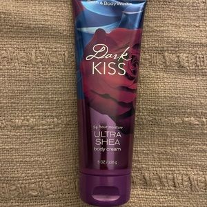 💜SOLD!! BBW Dark Kiss body cream!💜